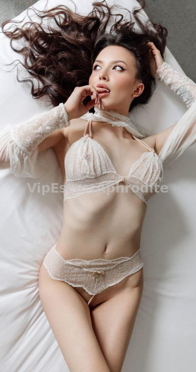 AGATA — elite escort in Paris